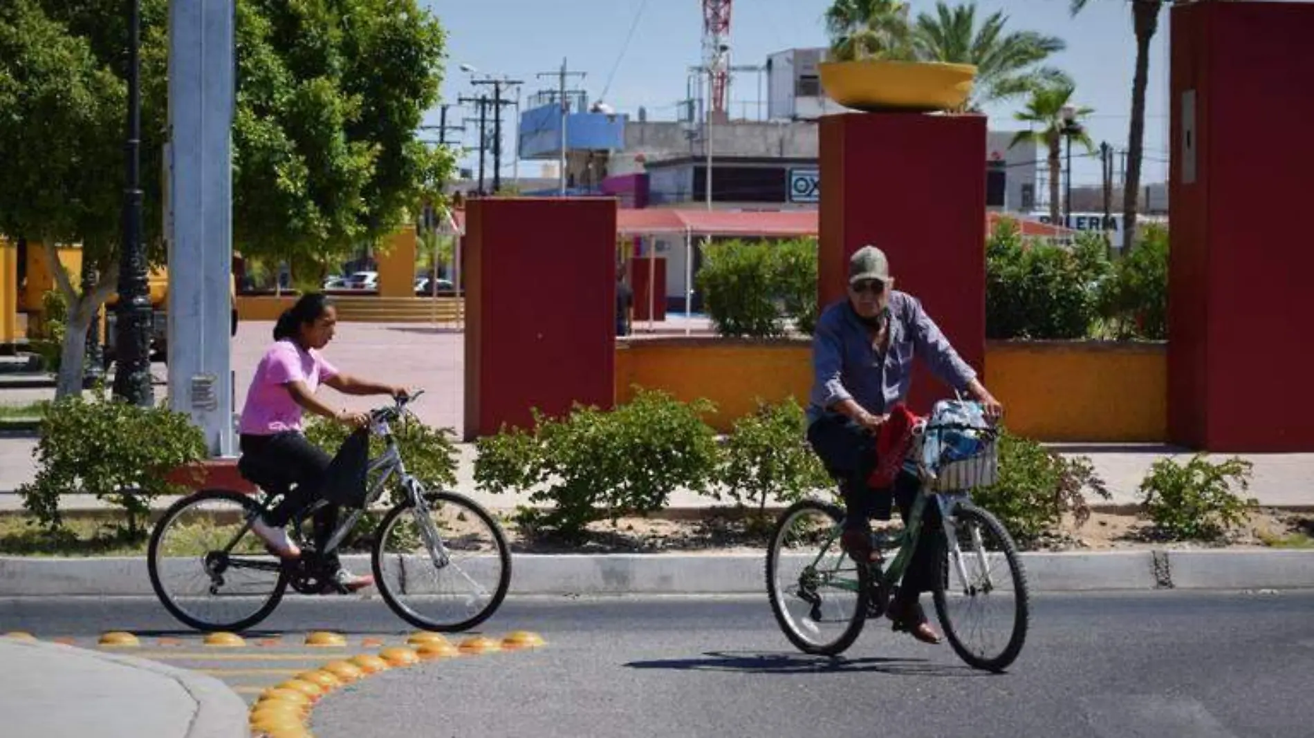 En los últimos años se ha notado que una mayor cantidad de personas utiliza la bicicleta como un medio de trasporte para ir a su trabajo o escuela